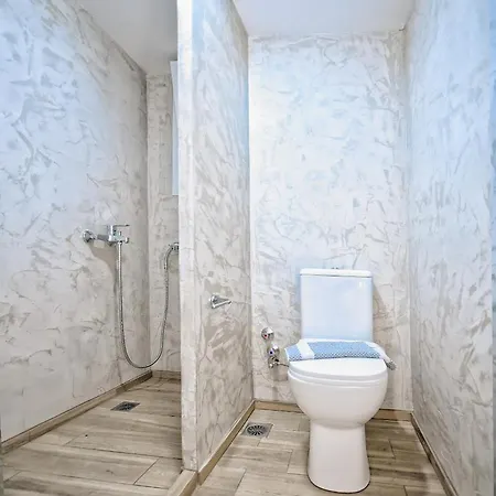 Mikes On The * Hersonissos (Crete)