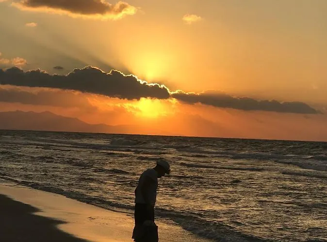 Mikes On The * Hersonissos (Crete)