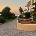 Апартаменти Mikes On The *