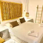 Mikes On The * Херсонісос